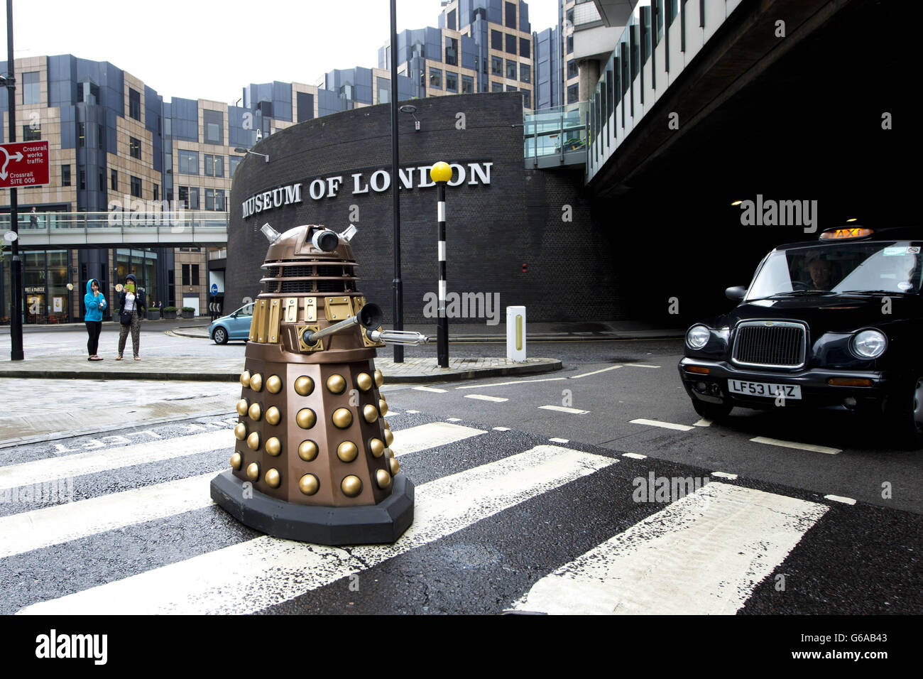 Un Dalek attraversa la strada fuori dal Museo di Londra a Londra, prima di comparire nella nuova mostra gratuita del museo, Cover Story: Radio Times at 90, che apre al pubblico venerdì 2 agosto. Foto Stock