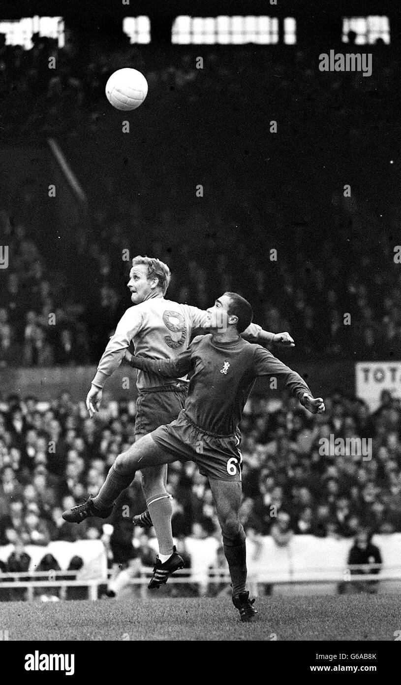 Alex Young (No 9) di Everton e il capitano del Chelsea, Ron Harris, sono impegnati in un duello di testa durante una partita di League Division One a Stamford Bridge, che si è conclusa in un pareggio del 1-1. Foto Stock