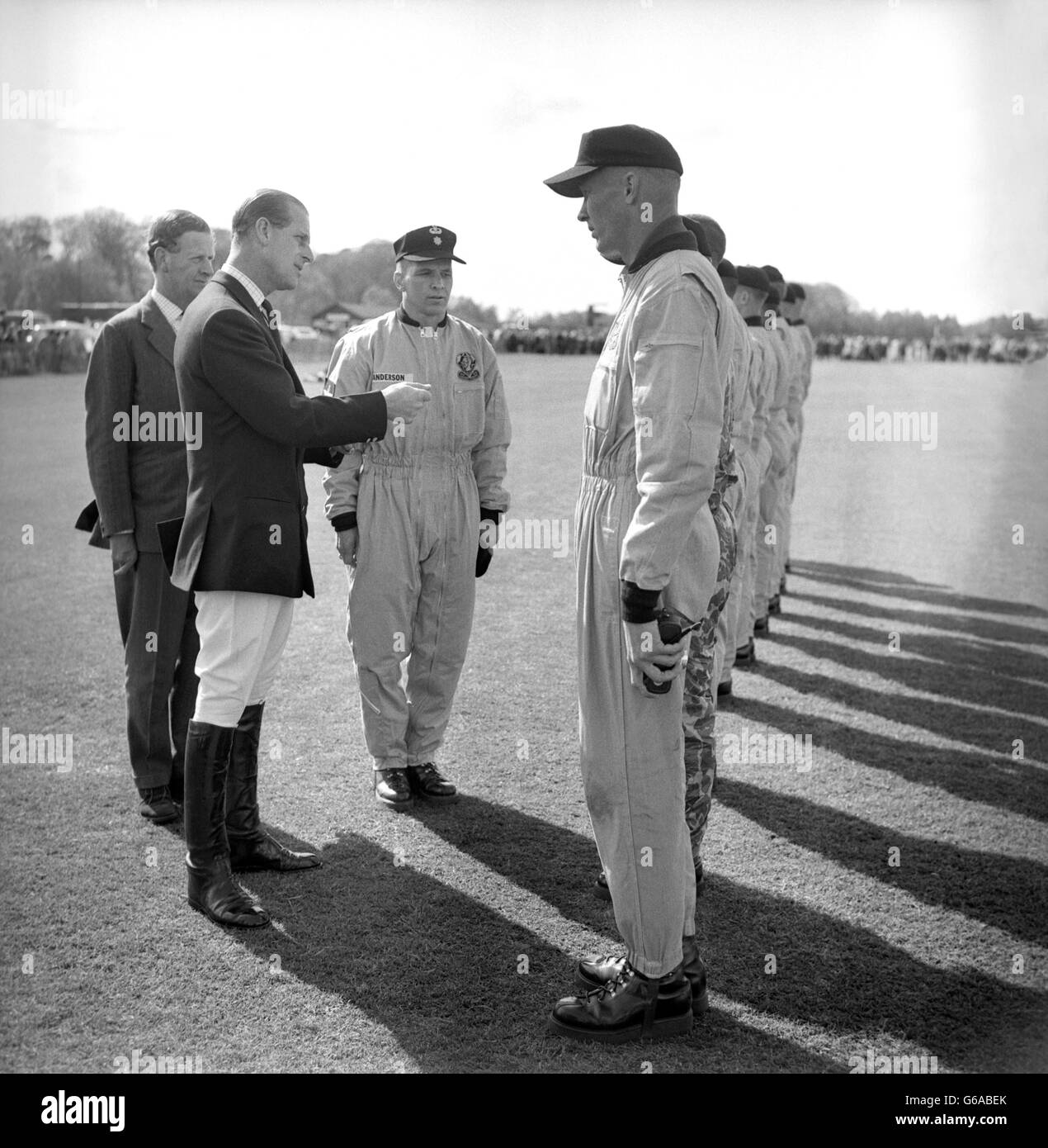 Il maggiore James Anderson, comandante dei 'Cavalieri d'Oro', il paracadute dell'esercito degli Stati Uniti, introduce i membri del team al Principe Filippo, il duca di Edimburgo. I Cavalieri d'Oro e i loro equipelenti britannici - una squadra dei Diavoli rossi del Parachute Regiment - avrebbero dato una mostra di salti in caduta libera dall'aereo. Ma venti alti hanno causato la dimostrazione per essere cancellata Foto Stock