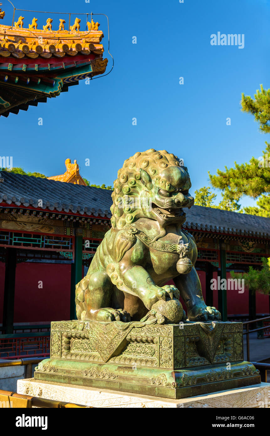 Custode cinese lion presso il Palazzo Estivo - Pechino Foto Stock