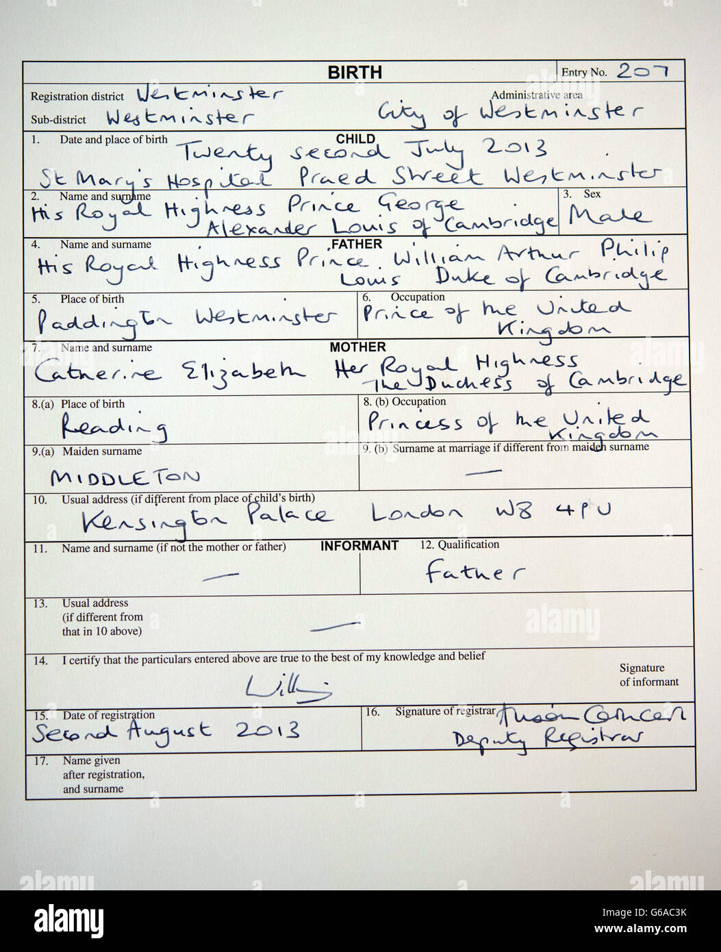 Una visione generale di una copia del registro di nascita del principe Giorgio di Cambridge, firmato stamattina dal padre, il duca di Cambridge a Kensington Palace, testimoniato da un cancelliere del Westminster Register Office. Foto Stock