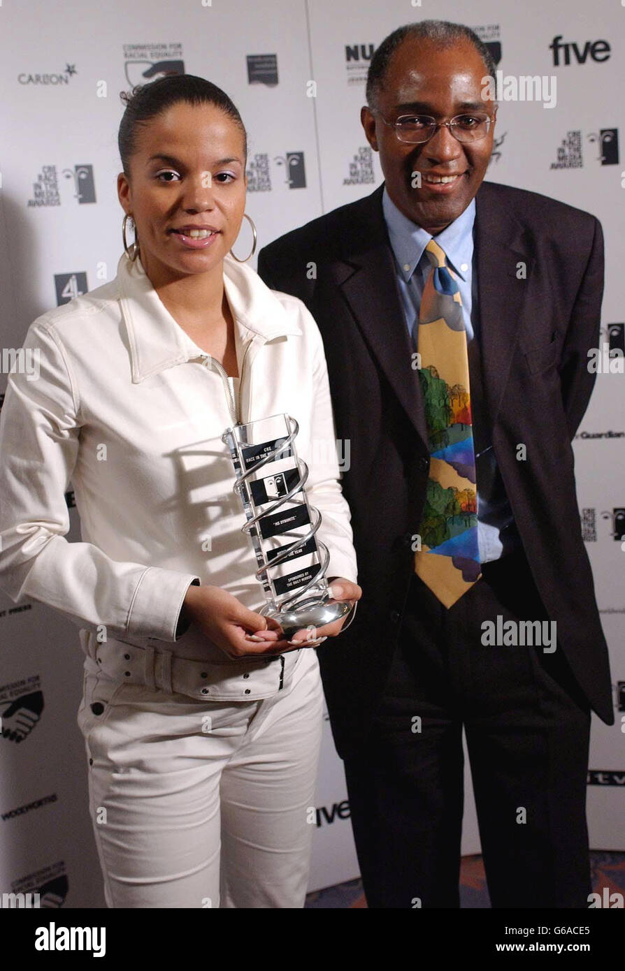 Il nuovo presidente della Commissione per l'uguaglianza razziale, Trevor Phillips e la signora Dynamite con il premio Media Personality of the Year Award 2003 durante la gara della Commissione per l'uguaglianza razziale (CRE) ai Media Awards 2003 al Savoy Hotel. Foto Stock