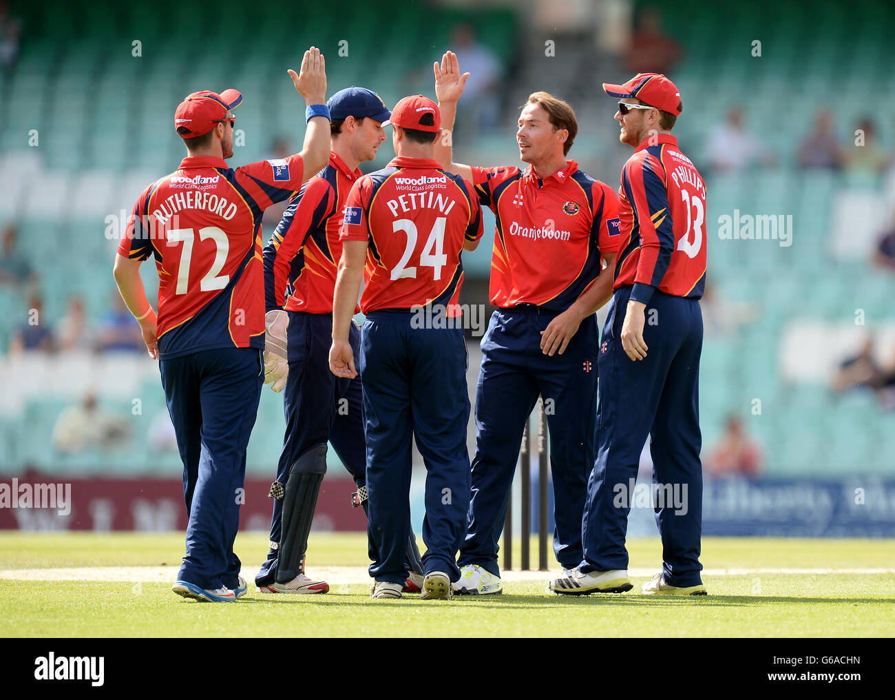 Graham Napier (2nd a destra) dell'Essex Eagle festeggia con i suoi compagni di squadra dopo aver preso il wicket di Jason Roy (non illustrato) del Surrey. Foto Stock