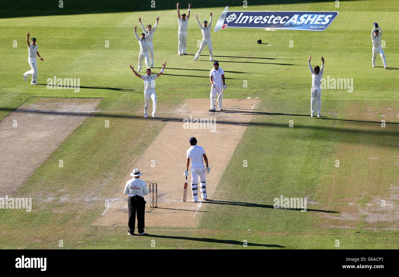 Il bowler australiano Peter Siddle festeggia il lancio del wicket inglese del battitore Tim Brennan per 1 durante il secondo giorno della terza partita di test di Investec Ashes all'Old Trafford Cricket Ground di Manchester. Foto Stock