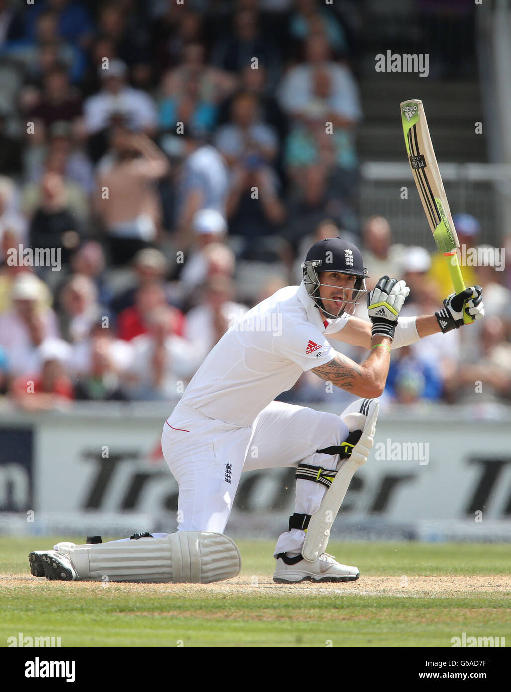 Cricket - terzo Investec Ashes Test - Day Three - Inghilterra / Australia - Old Trafford. Kevin Pietersen in Inghilterra guida durante il terzo giorno del terzo incontro di prova Investec Ashes presso l'Old Trafford Cricket Ground di Manchester. Foto Stock