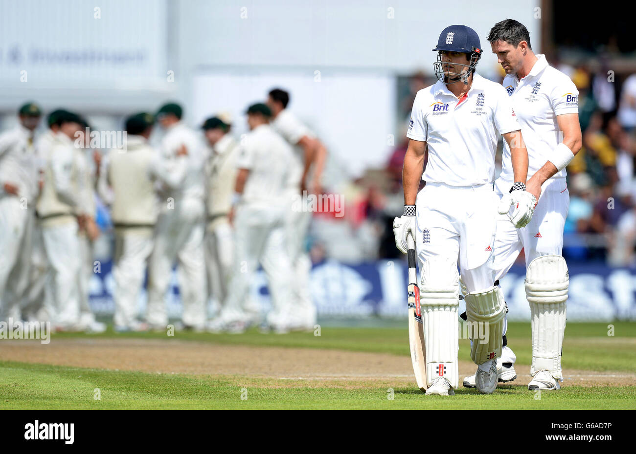 L'inglese Alastair Cook si allontana dopo aver fatto un'escursione da Mitchell Starc in Australia a Brad Haddin, il guardiano del wicket, mentre è uscito per il 62, durante il terzo giorno della terza partita di test di Investec Ashes a Old Trafford Cricket Ground, Manchester. Foto Stock