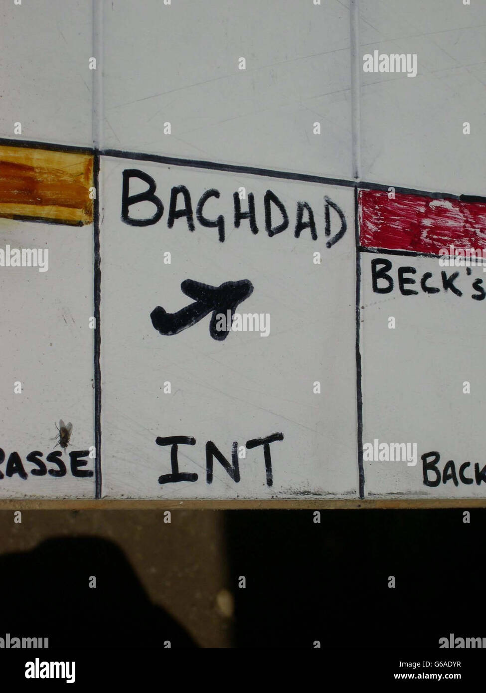 Una piazza del monopolistico tavolo da gioco progettato dai soldati provenienti da Egitto Squadron del 2 ° Regiment Royal Tank, attaccato a Black Watch, che si rilassano dopo essere stati tra le prime forze britanniche in Bassora, Iraq meridionale. *..il gioco è soprannominato Monop-Telic dopo il nome in codice per la guerra, operazione Telic, e la piazza mostra l'aeroporto internazionale di Baghdad, dove una delle stazioni ferroviarie sarebbe. Foto Stock