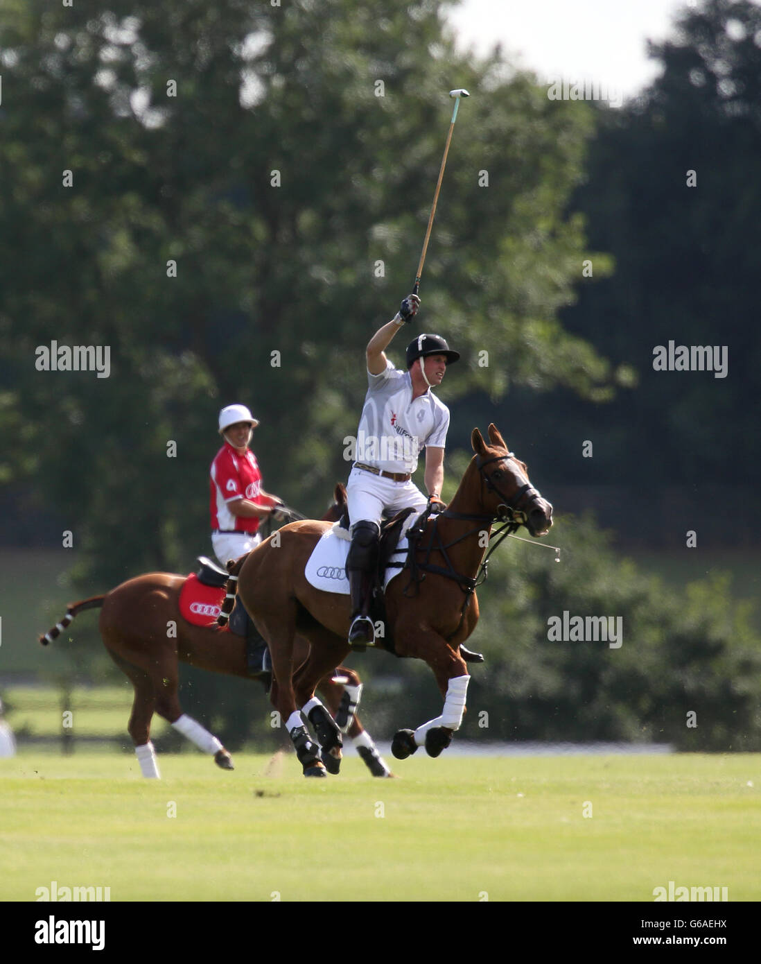 Il principe William gioca nell'Audi Polo Challenge al Cowarth Park, Ascot, Berkshire. Il principe giocò nella stessa squadra del fratello Harry in aiuto della Charities SkillForce e della Royal Marsden Cancer Charity. Foto Stock