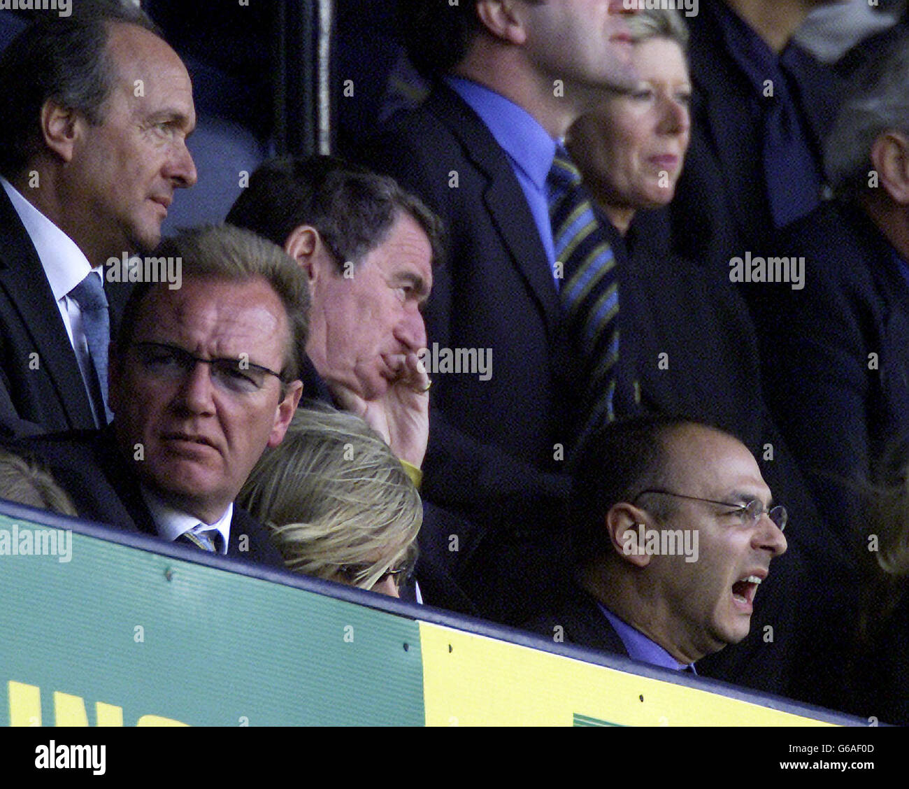 Daniel Levy, presidente di Tottenham Hotspur (in basso a destra), sbadiglia durante gli ultimi minuti della sconfitta del suo team nel 2-0 contro Manchester City, durante la partita fa Barclaycard Premiership a White Hart Lane, Londra. Foto Stock