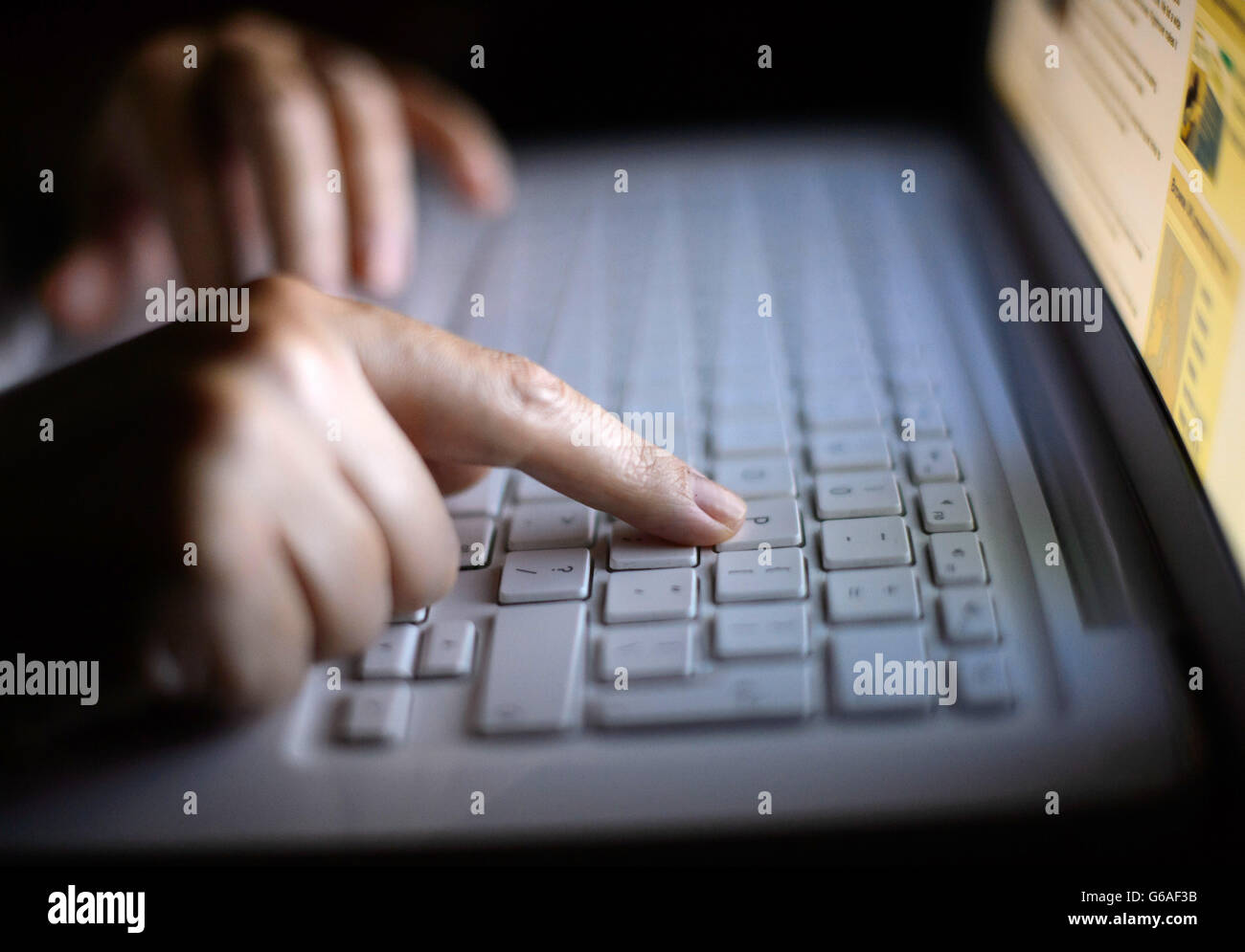 La foto generica mostra le mani di una donna che utilizza una tastiera per computer portatile. PREMERE ASSOCIAZIONE foto. Data immagine: Martedì 6 agosto 2013. Il credito fotografico dovrebbe essere: Dominic Lipinski/PA Wire Foto Stock