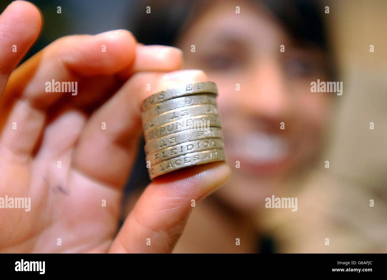 Foto di stock di monete inglesi di una libbra. *16/04/04: Quattro cittadini britannici su 10 hanno in programma di aumentare i loro risparmi durante il prossimo anno, ma il comportamento passato suggerisce che solo la metà riuscirà a mettere da parte più denaro, ha dimostrato la ricerca. Negli ultimi 12 mesi solo il 26% delle persone ha dichiarato di aver risparmiato di più, mentre il 23% ha ammesso di aver effettivamente risparmiato di meno, secondo JPMorgan Fleming, responsabile degli investimenti. *25/08/04: Le persone del Nord risparmiano più di quelle del Sud nonostante siano a basso reddito, la ricerca ha dimostrato. I nordisti hanno risparmiato in media 84 al mese nei tre mesi fino alla fine di giugno; Foto Stock