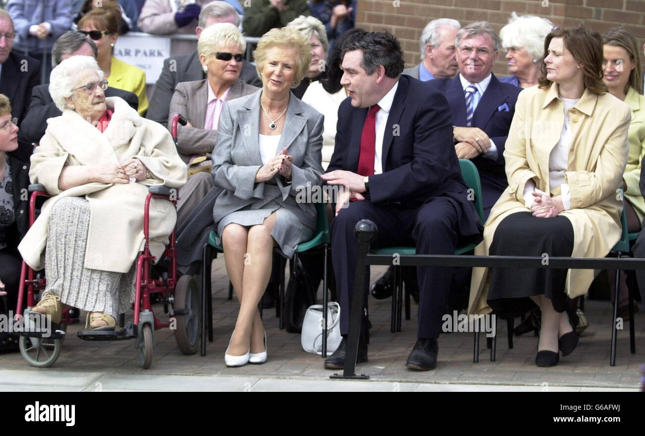 Il Cancelliere Gordon Brown con sua moglie Sarah (all'estrema destra) alla cerimonia di inaugurazione della leggenda del calcio Jim Baxter nel villaggio minerario di Hill of Beath, Scozia. * centinaia di tifosi di calcio, tra cui alcuni dei precedenti Rangers di Baxter e i compagni di squadra scozzesi, si aspettavano di scendere in città per l'evento. Gran parte del costo del 80,000 della statua è stata sollevata dai tifosi di calcio. Con Brown sono raffigurati norma Morton, il partner di lungo termine di Jim Baxter, e sua mamma Agnes Baxter (all'estrema sinistra). Foto Stock