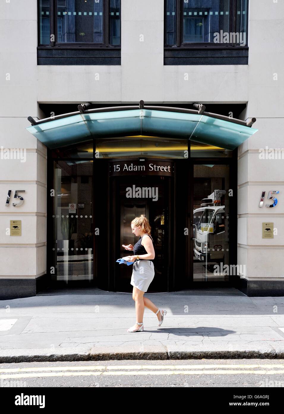 Una vista generale di 15 Adam Street, nel centro di Londra, dove si trova  la sede principale di Smith & Nephew Foto stock - Alamy