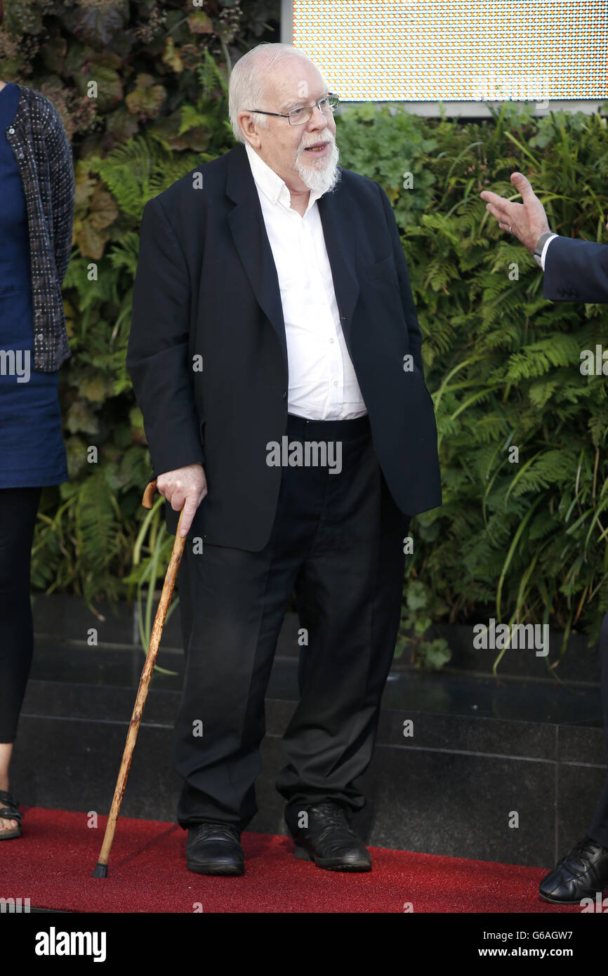 Sir Peter Blake partecipa alla presentazione di una riproduzione digitale su larga scala del suo lavoro "The Meeting or Hhave a Nice Day MR Hockney" sul tabellone esterno del Westfield Shopping Centre, Shepherd's Bush, Londra, per lanciare Art Everywhere. Foto Stock