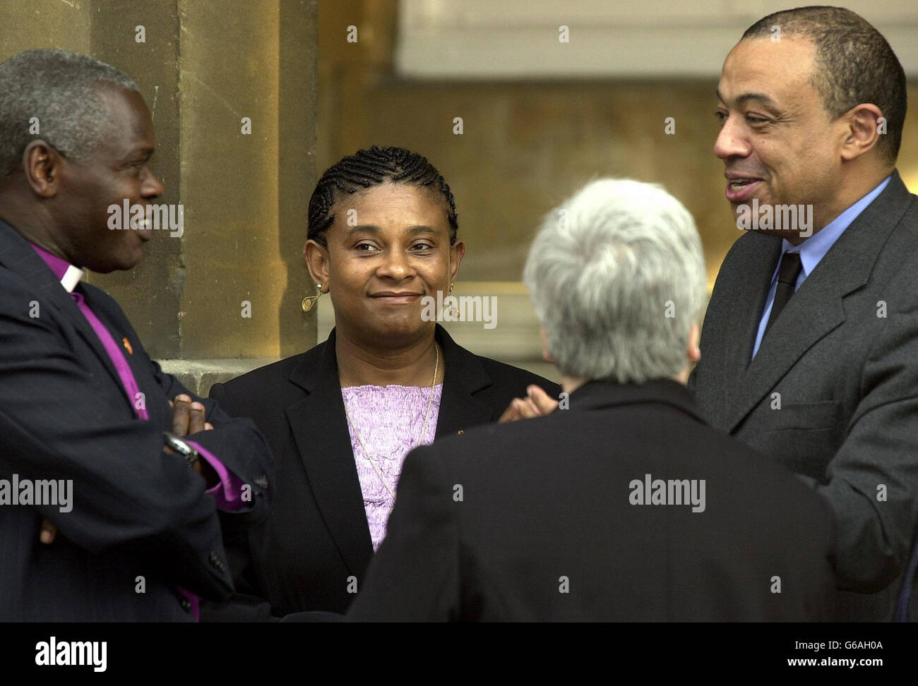 Doreen Lawrence (centro), madre dell'adolescente assassinato Stephen Lawrence parla con, da sinistra, l'Arcivescovo di Birmingham John Sentamu, il Ministro dell'esclusione sociale e dell'uguaglianza Barbara Roche e il Ministro del Tesoro Paul Boateng durante un ricevimento alla Lancaster House, *.. Londra. Tutti i presenti ad un servizio memoriale altamente personale nel centro di Londra oggi si sono Uniti in preghiere e canti per celebrare e segnare l'impatto della vita di Stephen Lawrence - un nome che si è detto è diventato un simbolo di ingiustizia e la lotta per superarla. Foto Stock