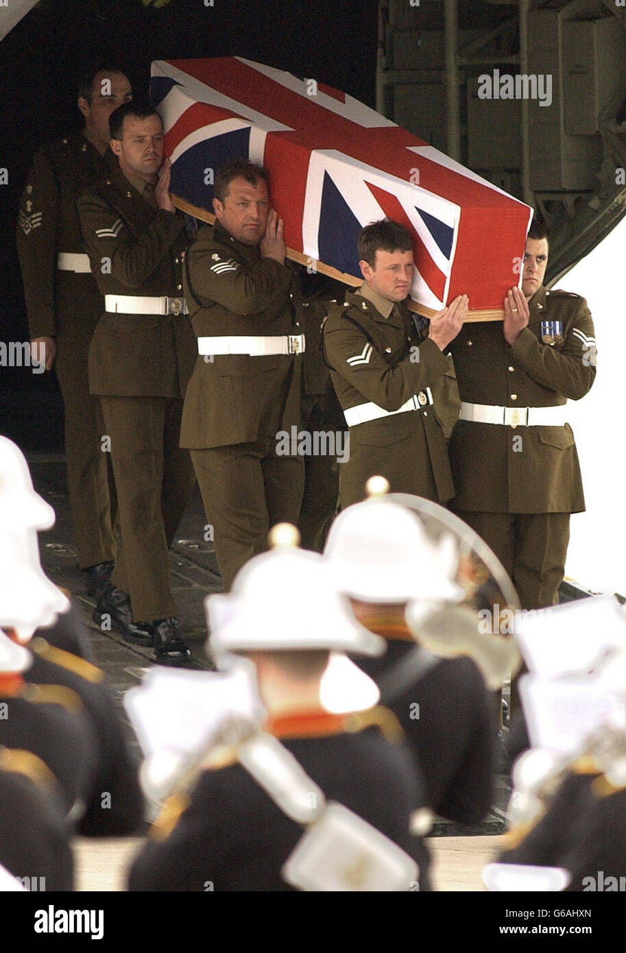 La bara di 24 anni di Sapper Luke Allsopp è portata da un aereo RAF a RAF Brize Norton vicino Oxford dai membri del Regiment 33 dell'ingegnere dei Royal Engineers. * i resti di Sapper Luke Allsopp e del personale Sgt Cullingworth sono stati trovati in una tomba poco profonda vicino ad al Zubayr, fuori Basra nel sud dell'Iraq. Si teme che la loro Land Rover fosse imboscata e gli uomini spararono a sangue freddo dopo essere andati perduti il 23 marzo. Foto Stock