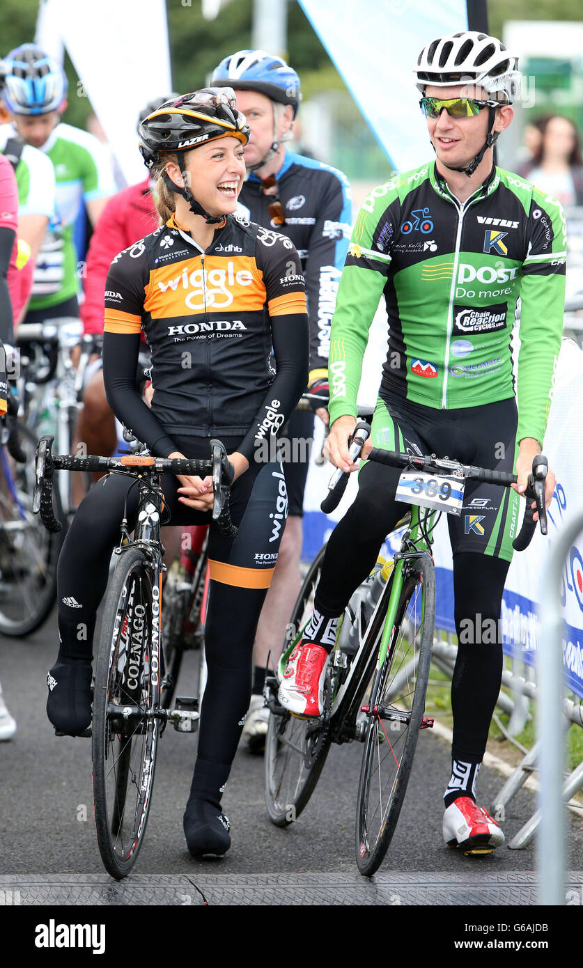 Laura Trott con Kieran Frend prima della Ride con Brad Sportive in Lancashire. Foto Stock