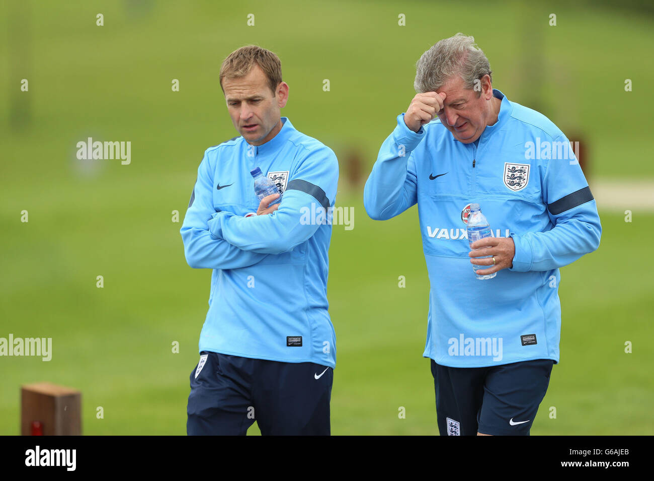 Dan Ashworth, direttore dell'Elite Development dell'Associazione calcistica (a sinistra), parla con il manager inglese Roy Hodgson durante la sessione di allenamento al St George's Park, Burton Upon Trent. Foto Stock