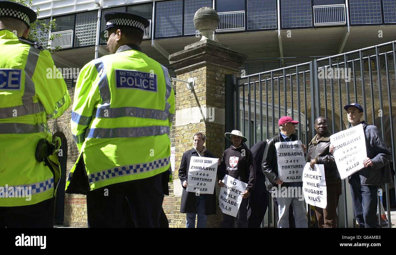 Peter Tatchell, attivista per i diritti umani (estrema destra), dimostra fuori Lords Cricket Ground mentre i funzionari dello Zimbabwe arrivano a terra. * i cricketers dell'Inghilterra non dovrebbero giocare contro la squadra che è arrivata oggi per un tour nel paese, ha detto oggi il segretario straniero ombra Michael Ancram. Ancram ha affermato che il tour, che comprende due test match e un torneo triangolare di un giorno, darebbe effettivamente una piattaforma al presidente dello Zimbabwe Robert Mugabe, che accusa di violazioni dei diritti umani. Foto Stock