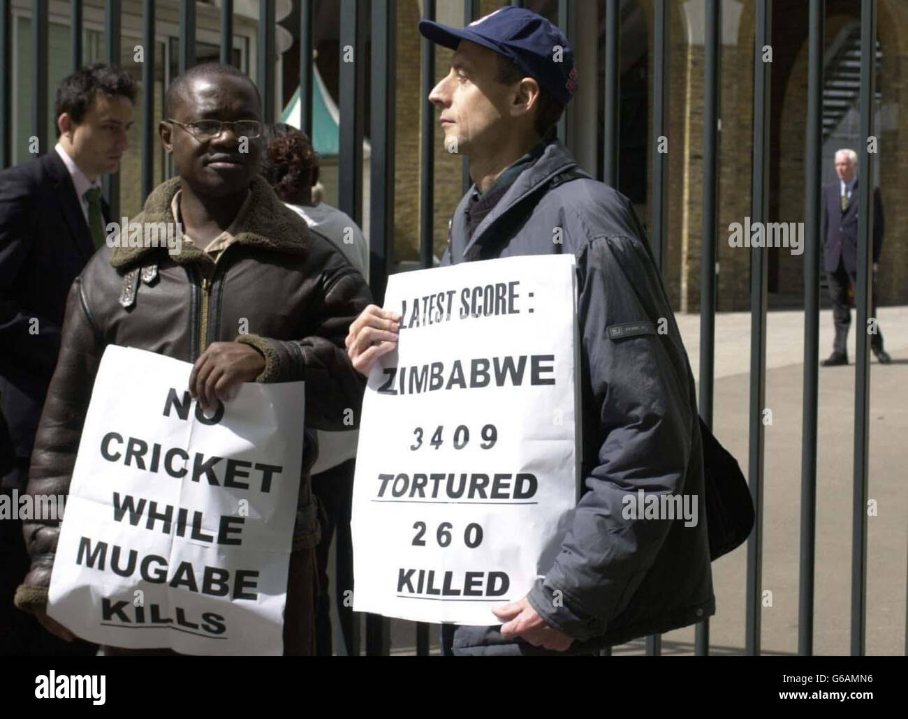 Peter Tatchell (a destra), attivista per i diritti umani, dimostra di essere fuori dal Lords Cricket Ground, mentre i funzionari dello Zimbabwe arrivano sul terreno. I cricketers dell'Inghilterra non dovrebbero giocare contro la squadra che è arrivata per un giro nel paese, *..il segretario straniero ombra Michael Ancram ha detto che il sig. Ancram ha detto che il giro, che include due partite di prova e un torneo triangolare di un giorno, effettivamente darebbe una piattaforma per il presidente dello Zimbabwe Robert Mugabe, chi accusa le violazioni dei diritti umani. Foto Stock