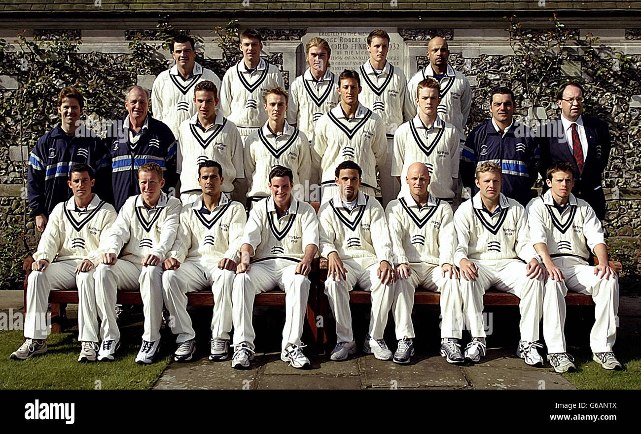 Middlesex Cricket Club: Prima fila: Sven Koenig, Tim Bloomfield, Owais Shah, Andrew Strauss, Paul Weekes, David Nash, Robin Weston, ed Joyce. Seconda fila: Barry Spencer (Phsiotherapist), John Emburey (Coach), ben Hutton, Michael Brown, ben Gannon, Alan Coleman, Jason Pooley (Coach), Andrew Jones 2 ° XI marcatore. Back Row: Joe Dawes, Simon Cook, Chad Keegan, Thos Hunt, David Alleyne. Foto Stock