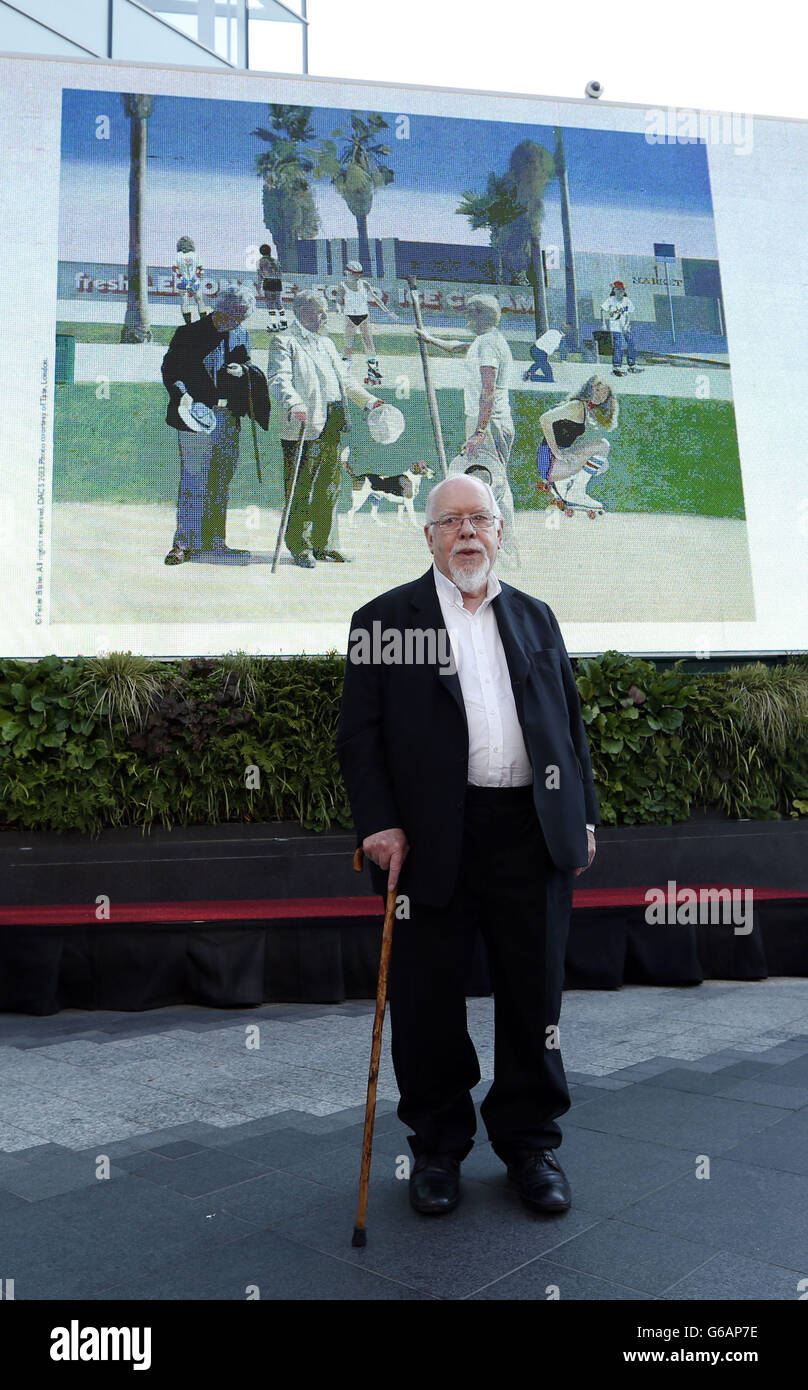 Sir Peter Blake partecipa alla presentazione di una riproduzione digitale su larga scala del suo lavoro "The Meeting or Hhave a Nice Day MR Hockney" sul tabellone esterno del Westfield Shopping Centre, Shepherd's Bush, Londra, per lanciare Art Everywhere. Foto Stock