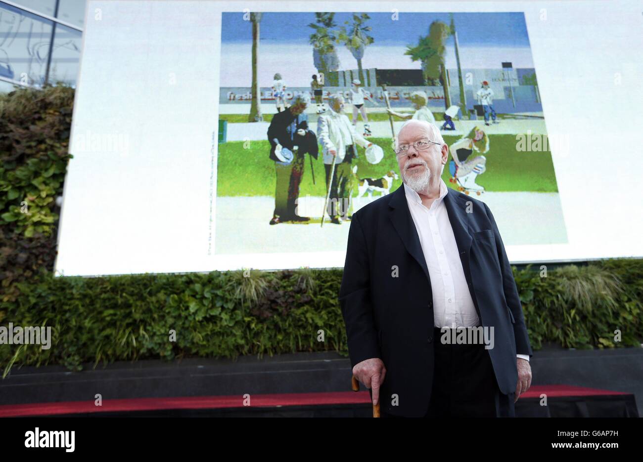 Sir Peter Blake partecipa alla presentazione di una riproduzione digitale su larga scala del suo lavoro "The Meeting or Hhave a Nice Day MR Hockney" sul tabellone esterno del Westfield Shopping Centre, Shepherd's Bush, Londra, per lanciare Art Everywhere. Foto Stock