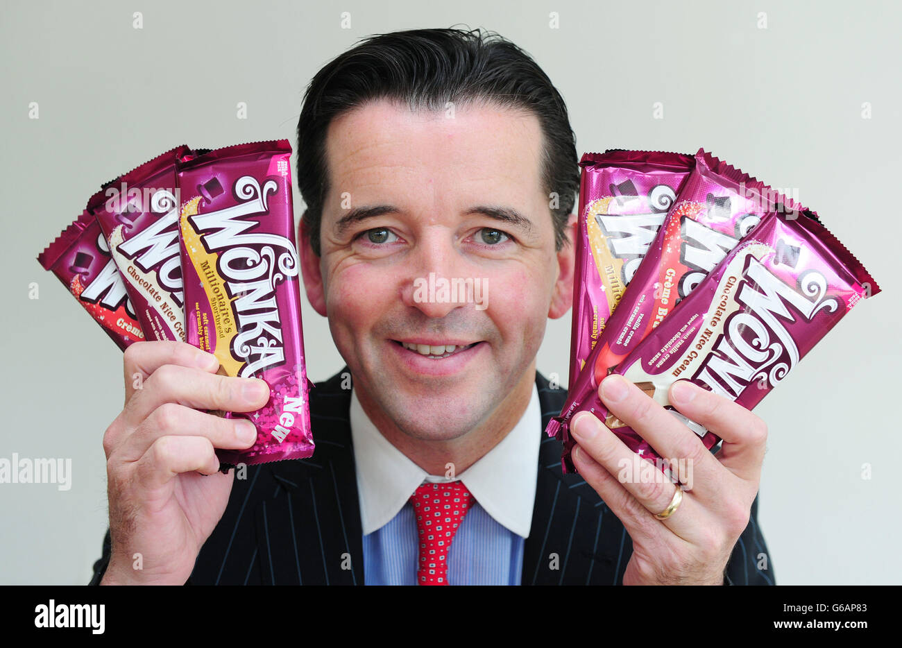 Ciaran Sullivan, Managing Director di Nestle Confectionery UK & Ireland,  con una selezione della nuova gamma di barrette di cioccolato Wonka che  prende il nome da uno dei più famosi pasticceri immaginari