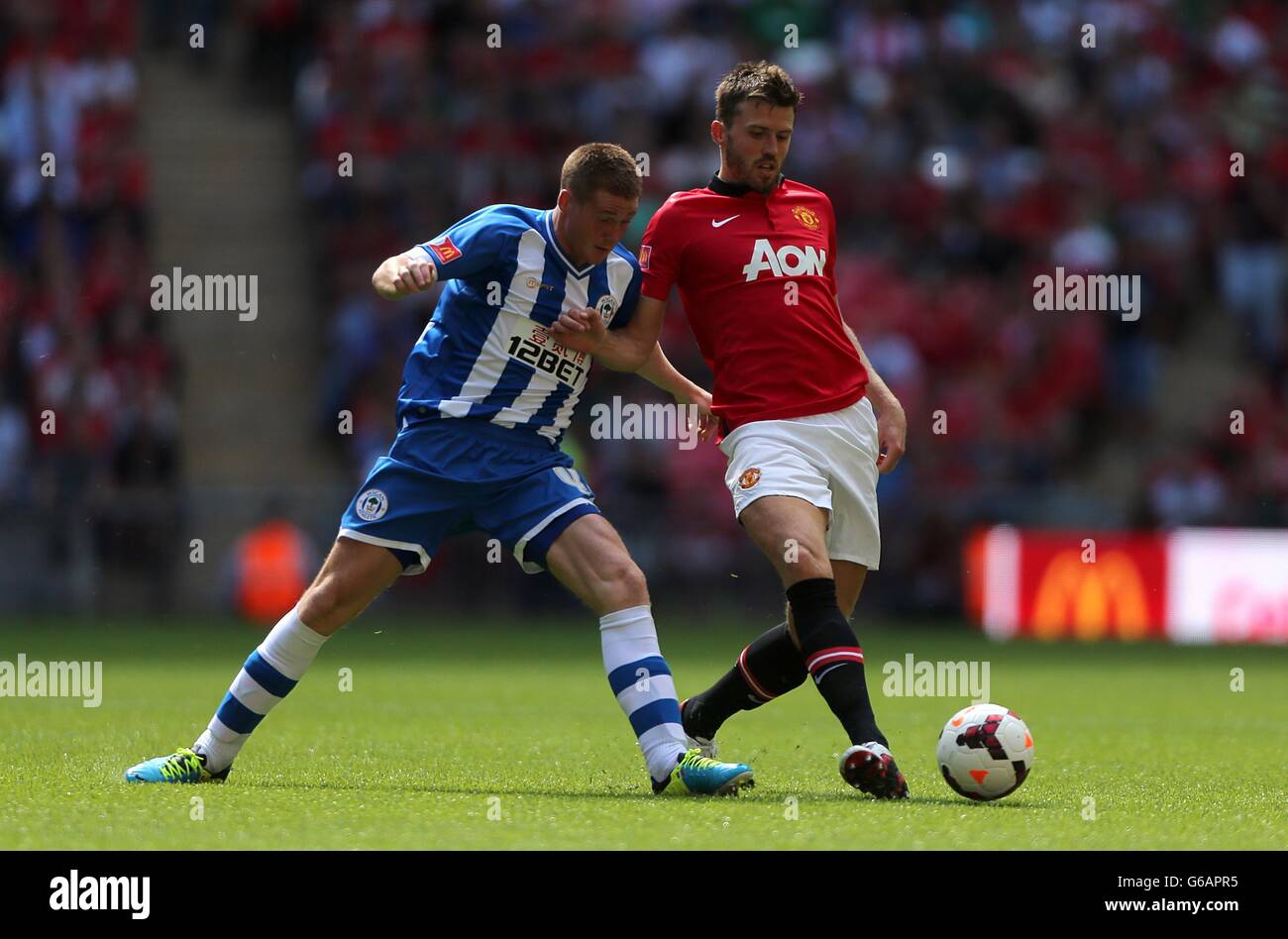 Calcio - fa Community Shield 2013 - Manchester United / Wigan Athletic - Stadio di Wembley. James McCarthy di Wigan Athletic (a sinistra) e Michael Carrick del Manchester United Foto Stock