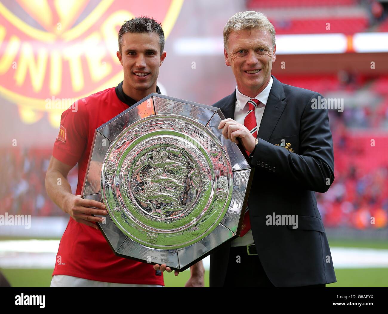 Calcio - fa Community Shield 2013 - Manchester United / Wigan Athletic - Stadio di Wembley. David Moyes, manager del Manchester United, e Robin Van Persie con il trofeo fa Community Shield Foto Stock