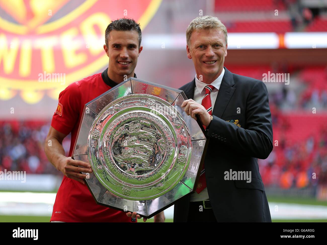 Calcio - fa Community Shield 2013 - Manchester United / Wigan Athletic - Stadio di Wembley. David Moyes, manager del Manchester United, e Robin Van Persie con il trofeo fa Community Shield Foto Stock