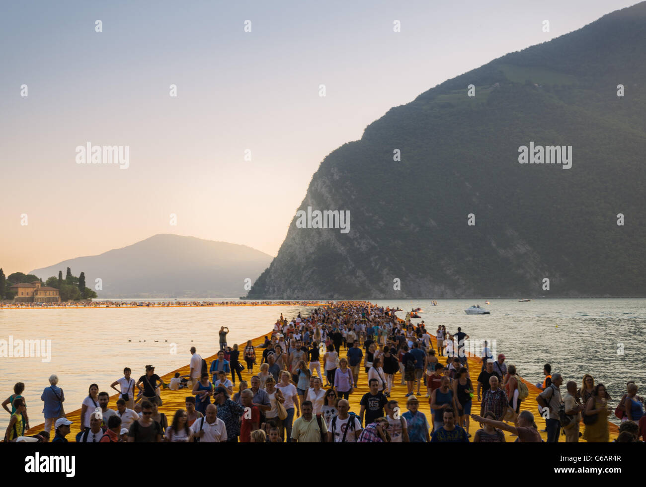 I pontili galleggianti Christo progetto. I visitatori a piedi da Sulzano a Monte Isola e per l'isola di San Paolo. Foto Stock