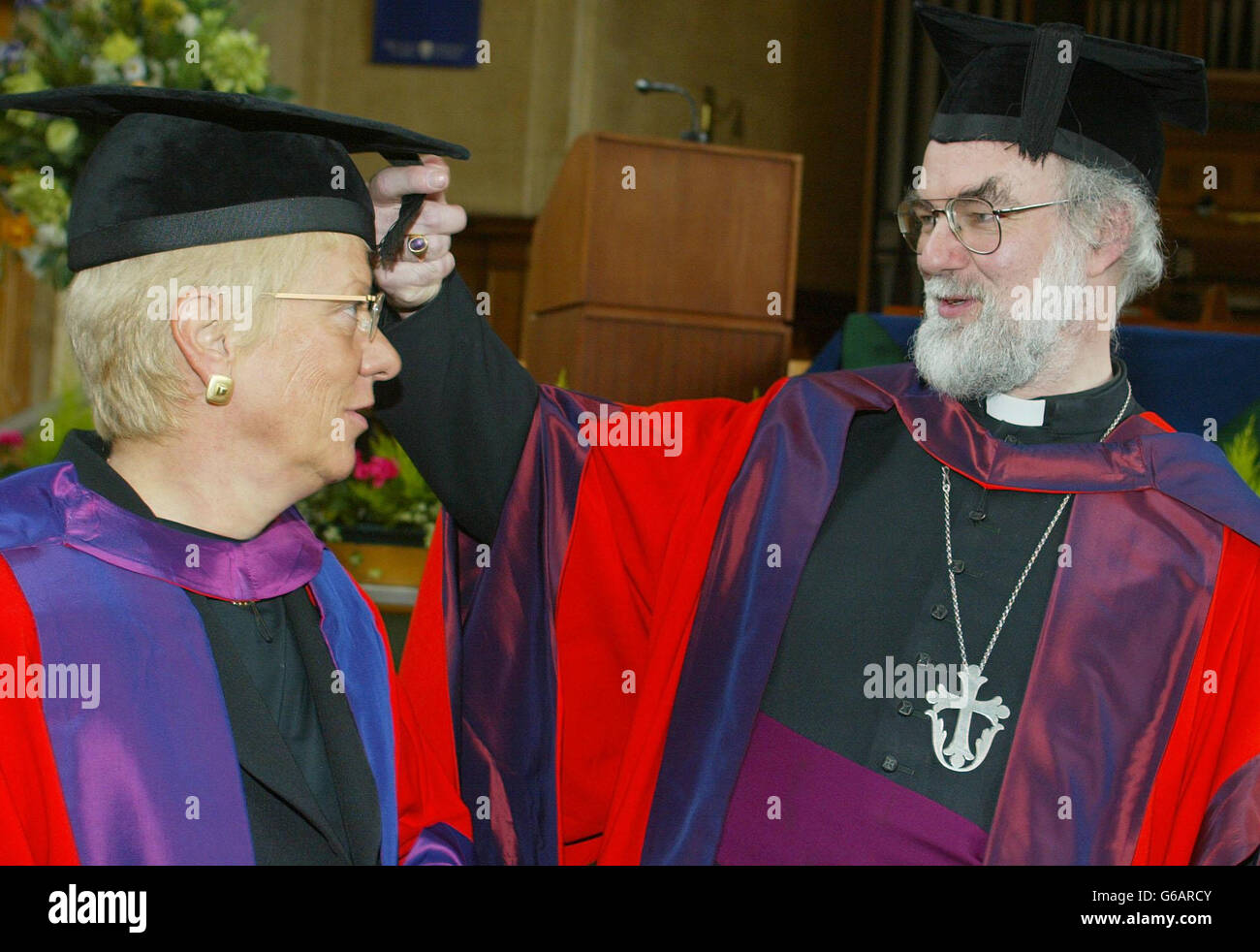 L'arcivescovo di Canterbury, il dottor Rowan Williams, regola il tetto di Carla del Ponte, che ha agito come procuratore capo presso i tribunali penali internazionali dell'Aia, dopo che la coppia ha ricevuto i gradi onorari dall'università di Bangor. *... nel Galles del Nord. Foto Stock