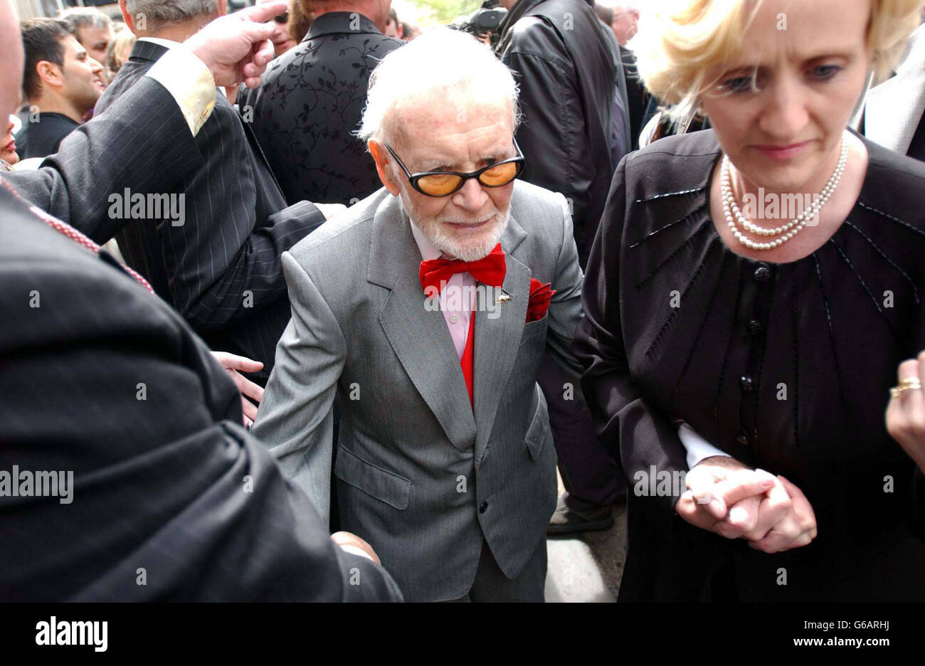Il veterano attore britannico Sir John Mills partecipa alla cerimonia di inaugurazione di una targa blu del patrimonio musicale presso il sito del vecchio edificio dei dischi Apple, Londra in onore di John Lennon. Foto Stock