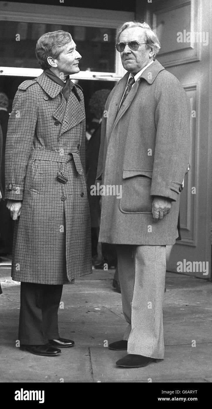 L'attore Kenneth Williams (a sinistra) e l'ex marito di Hattie Jacques John le Mesurier fuori dalla chiesa di San Paolo, Covent Garden, dove si tenne un servizio memoriale per Hattie Jacques. Foto Stock