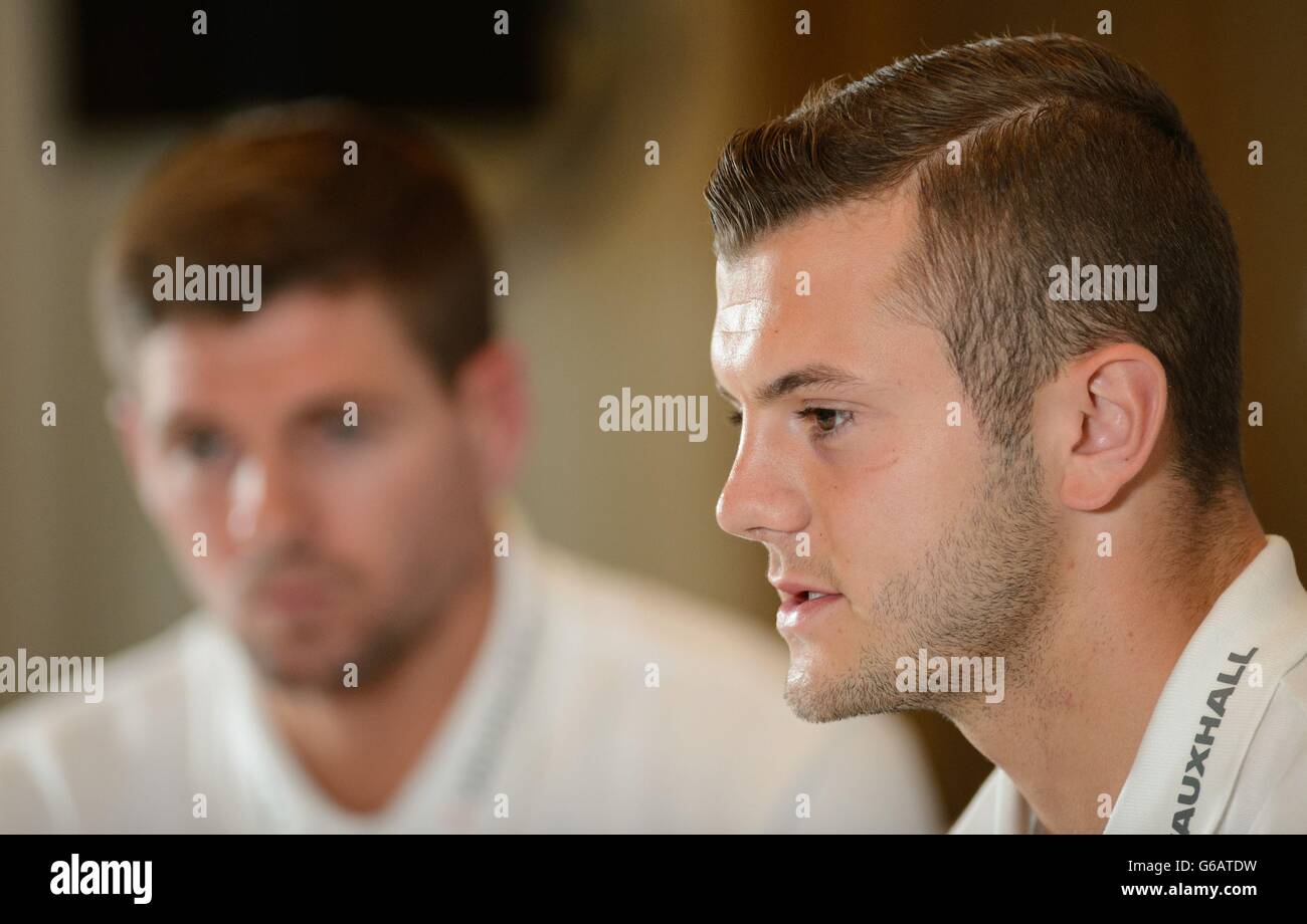 Jack Wilshere (a destra) e Steven Gerrard in Inghilterra durante la conferenza stampa al Grove Hotel, Londra. Foto Stock