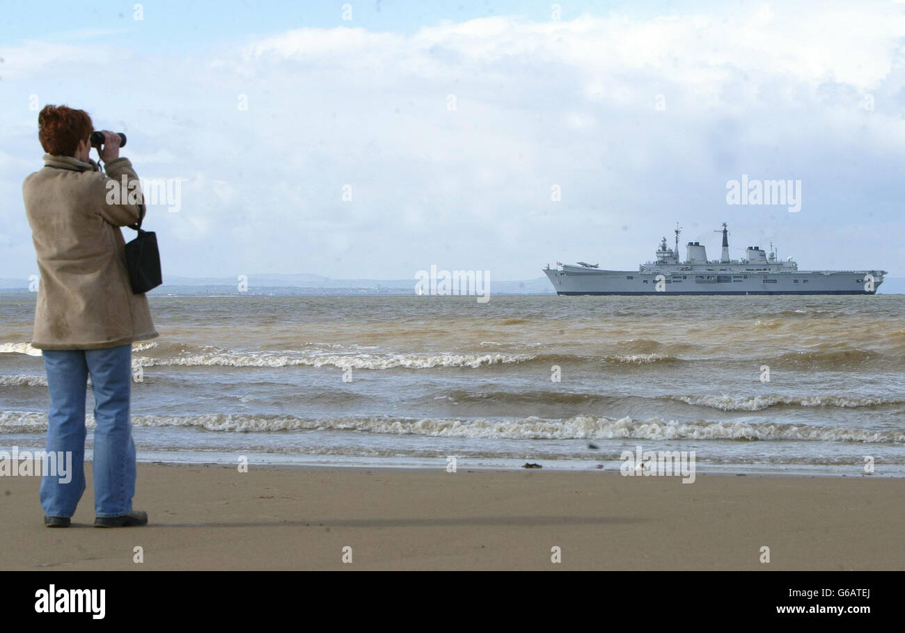 HMS Invincible arriva al Mersey durante il suo viaggio a Liverpool. La gigantesca portaerei ormeggerà presso l'Albert Dock per fare da sfondo alle commemorazioni del 60° anniversario della Battaglia dell'Atlantico, per un'altezza di 20,000 tonnellate. La battaglia, *..in, che la Royal Navy proteggeva navi mercantili da navi tedesche, ebbe luogo dal settembre 1939 al maggio 1945, quasi per tutta la durata della seconda guerra mondiale. Foto Stock