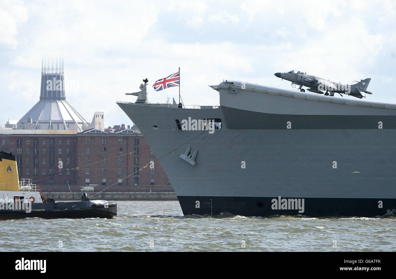 HMS Invicible arriva a Liverpool ed è ormeggiato accanto all'Albert Dock. La gigantesca portaerei farà da sfondo a 20,000 tonnellate alle commemorazioni del 60° anniversario della Battaglia dell'Atlantico. La battaglia, *..in, che la Royal Navy proteggeva navi mercantili da navi tedesche, ebbe luogo dal settembre 1939 al maggio 1945, quasi per tutta la durata della seconda guerra mondiale. Foto Stock