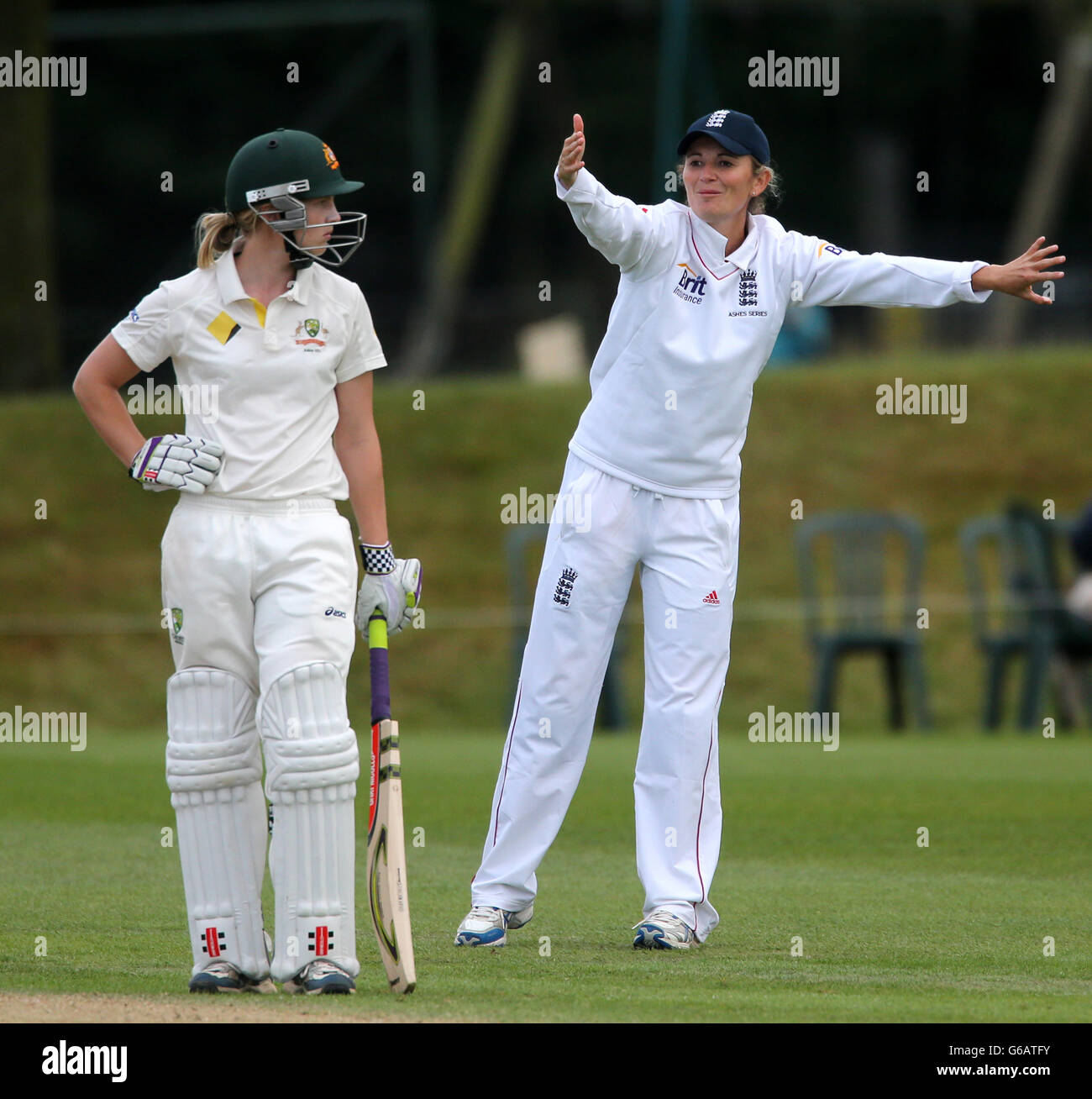 Il capitano inglese Charlotte Edwards dirige i suoi giocatori durante il terzo giorno della prima partita di test Women's Ashes al Wormsley Cricket Ground, High Wycombe. Foto Stock