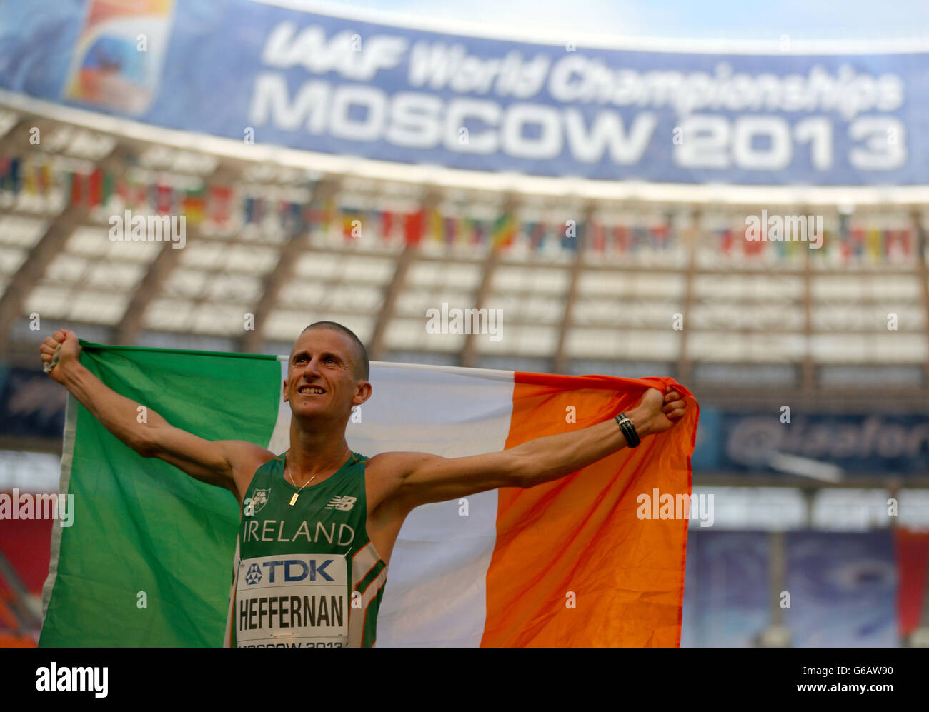 Robert Heffernan, in Irlanda, festeggia dopo aver vinto la passeggiata maschile di 50 chilometri durante il quinto giorno dei Campionati mondiali di atletica IAAF del 2013 allo stadio Luzhniki di Mosca, Russia. Foto Stock