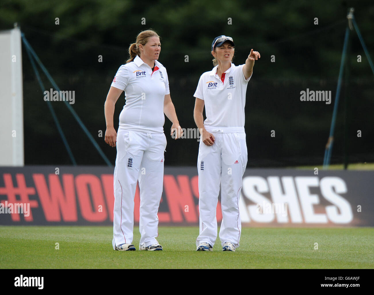 L'Inghilterra Anya Shrubarsole e Charlotte Edwards (a destra) decidono di piazzare il loro campo durante il quarto giorno della prima partita di test delle Ceneri delle Donne al Wormsley Cricket Ground, High Wycombe. Foto Stock