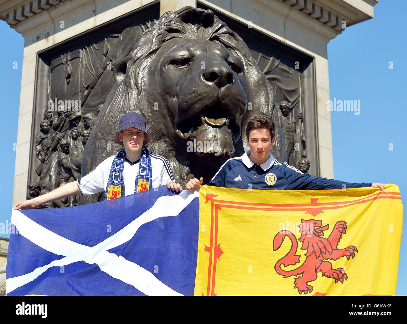 Ian Simpson (a sinistra) e Jack Wilkie (a destra) da Tarbert in Scozia a Trafalgar Square, nel centro di Londra, prima della partita amichevole contro l'Inghilterra al Wembley Stadium questa sera. Foto Stock