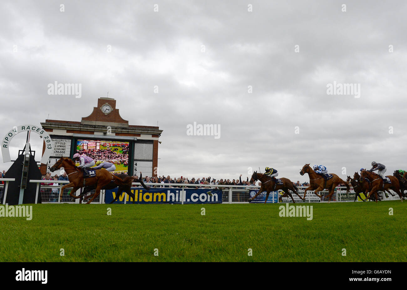 Baccarat e Tony Hamilton (sete rosa) vincono i William Hill Great St. Wilfrid Stakes durante la giornata di handicap di William Hill Great St. Wilfrid all'ippodromo di Ripon, Ripon. PREMERE ASSOCIAZIONE foto. Data foto: Sabato 17 agosto 2013. Guarda la storia della Pennsylvania RACING Ripon. Il credito fotografico deve essere: John Giles/PA Wire Foto Stock