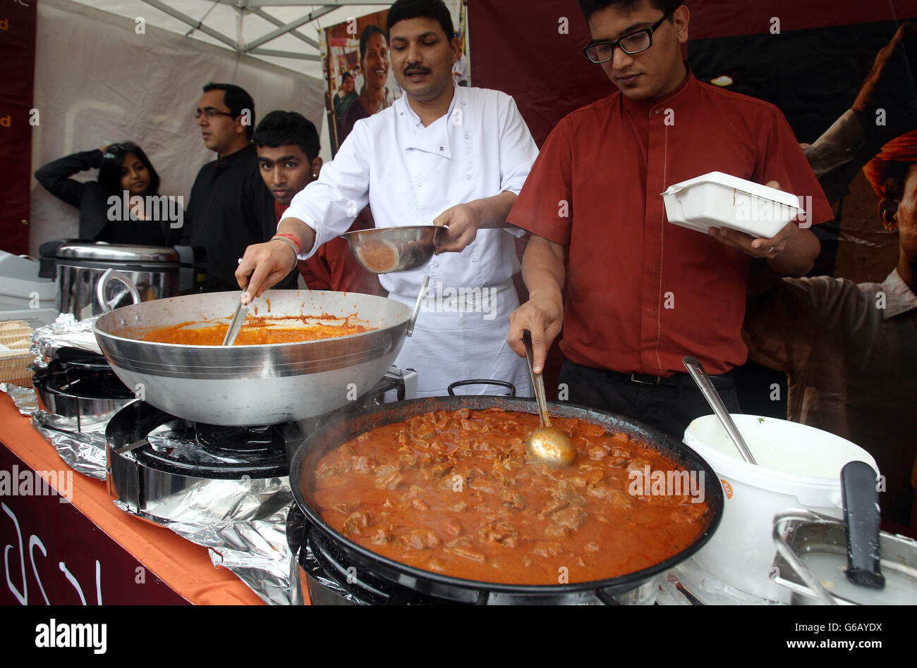 Bancarelle di cibo in Trafalgar Square a Londra per celebrare Eid-ul-Fitr, che significa Festa di rompere il veloce e segnala la fine del Ramadan, il mese santo del digiuno. Foto Stock