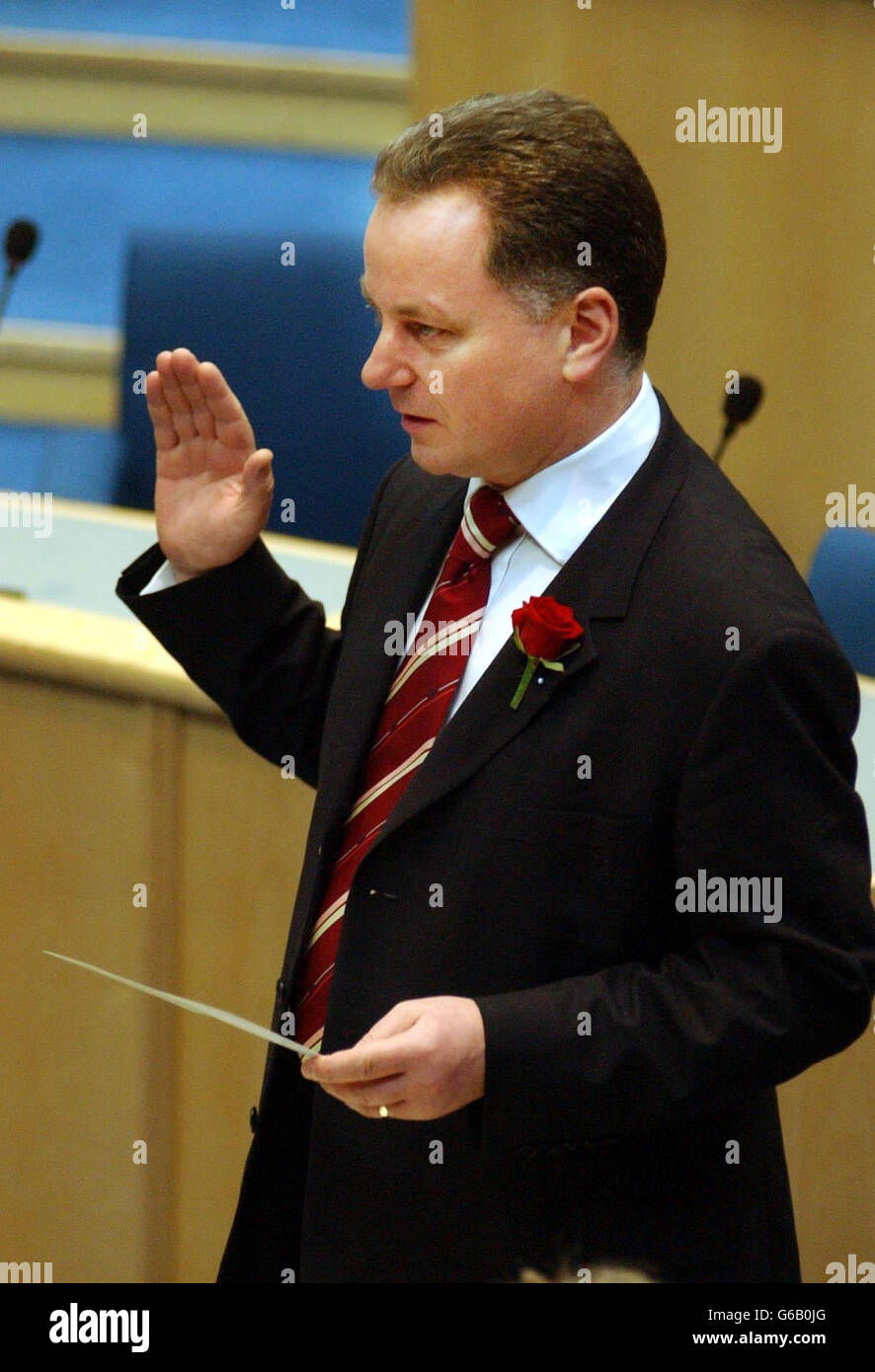 Il leader laburista scozzese, Jack McConnell, presta giuramento di fedeltà alla prima riunione del parlamento scozzese dopo le elezioni, a Edimburgo. Foto Stock