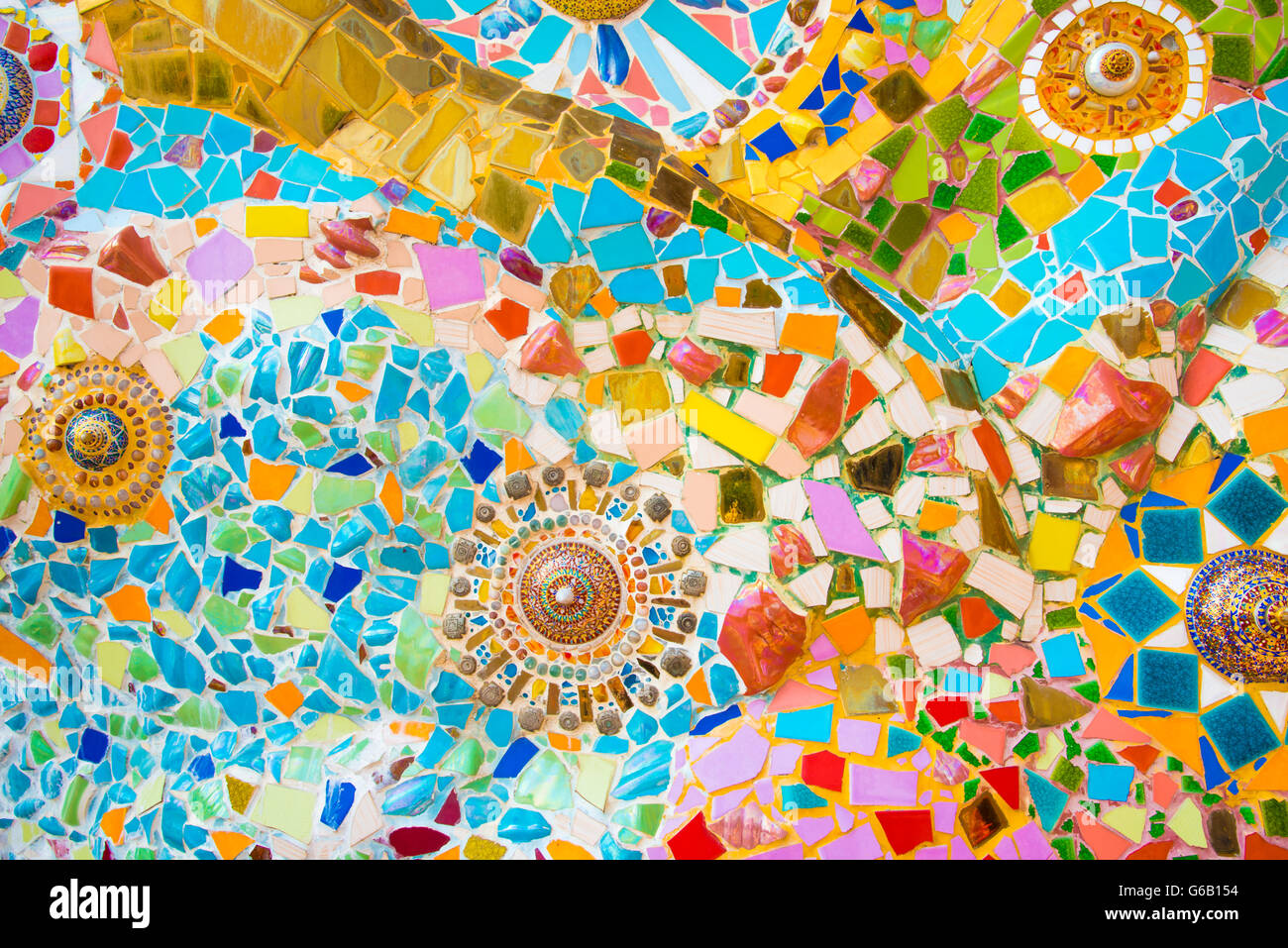 Arte della Ceramica e colorato mosaico di mattonelle a parete. Foto Stock