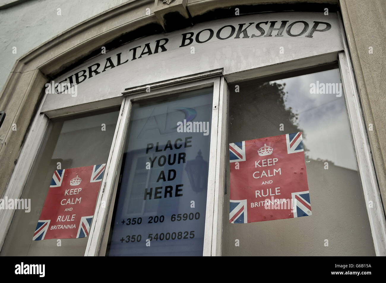 Una vista dei poster 'Keep Calm and Rule Britannia' nella finestra del Gibilterra Bookshop, Main Street, Gibilterra. Foto Stock