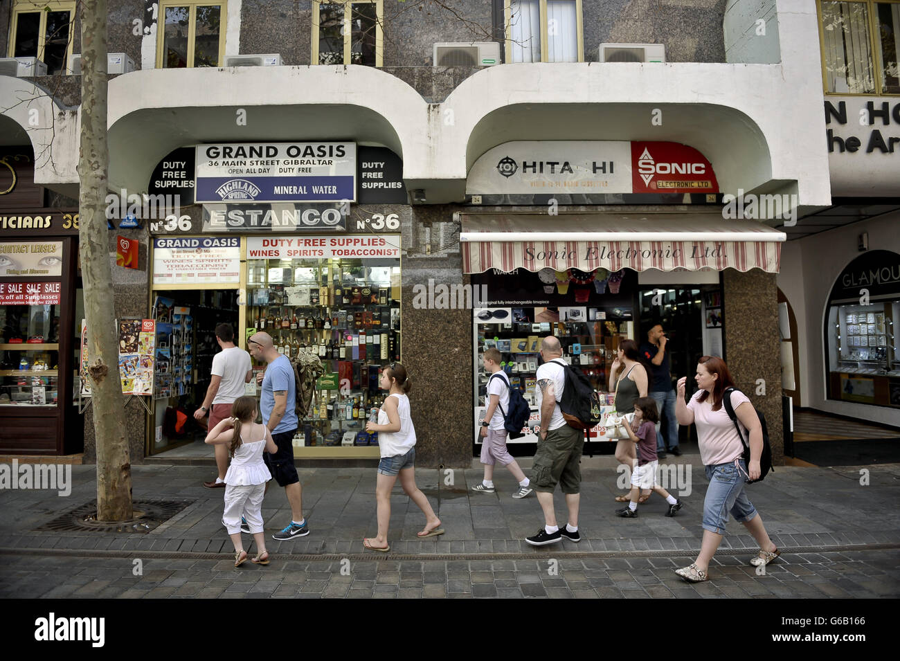Vista generale delle persone che passano dai negozi duty free sulla Main Street, Gibilterra. Foto Stock