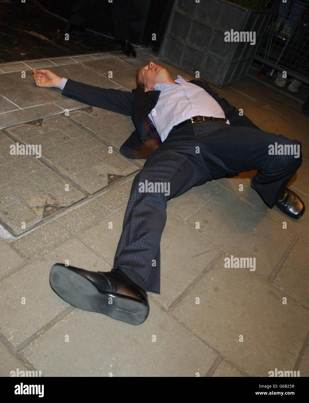 Il comico Frank Skinner si pone per i media quando arriva all'ingresso della sala da ballo del Dorchester Hotel di Londra, per la festa di 50° compleanno di David Gest. Foto Stock