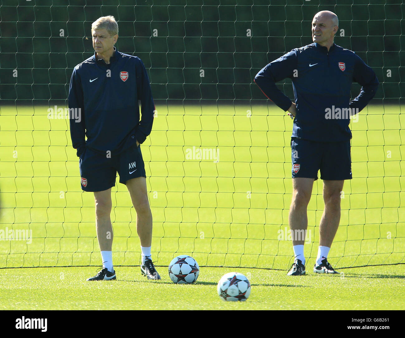 Arsenal manager Arsene Wenger (a sinistra) e l'assistente Steve Bould durante una sessione di formazione a London Colney, St Albans. PREMERE ASSOCIAZIONE foto. Data immagine: Martedì 20 agosto 2013. Guarda la storia dell'arsenale DI CALCIO della PA. Il credito fotografico dovrebbe essere: Mike Egerton/PA Wire. Durante una sessione di formazione a London Colney, St Albans. PREMERE ASSOCIAZIONE foto. Data immagine: Martedì 20 agosto 2013. Guarda la storia dell'arsenale DI CALCIO della PA. Il credito fotografico dovrebbe essere: Mike Egerton/PA Wire. Foto Stock